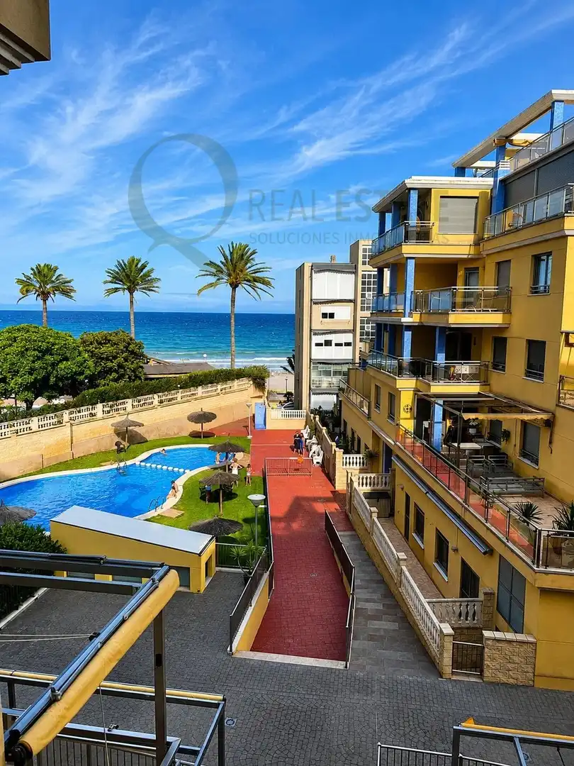 Vista exterior de Piso de alquiler en El Campello con Aire acondicionado, Jardín privado y Terraza