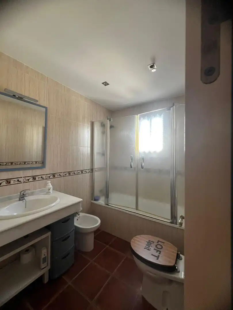 Bany de Casa o xalet en venda en Los Barrios amb Aire condicionat, Jardí privat i Terrassa