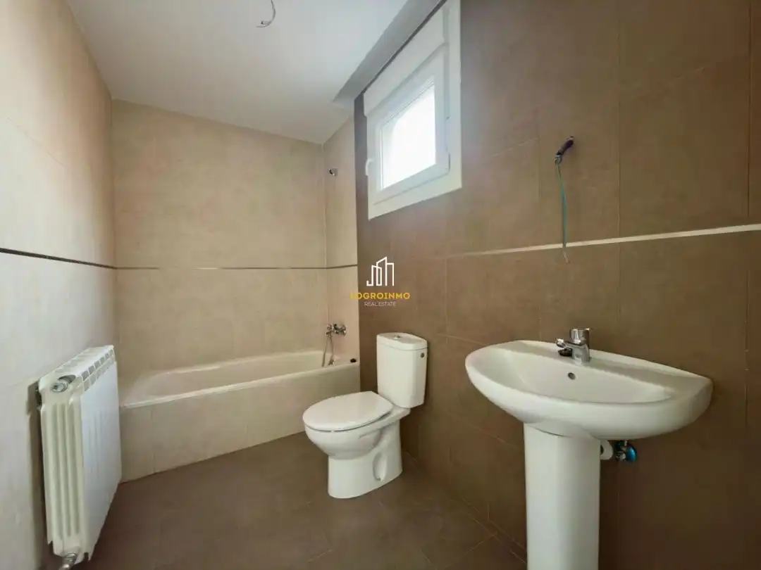 Badezimmer von Wohnung zum Verkauf in Lardero mit Heizung, Parkett und Terrasse