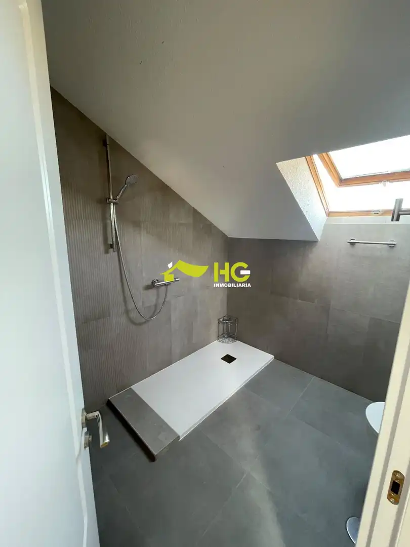 Bathroom of Flat for share in Villaviciosa de Odón  with Air Conditioner, Heating and Furnished