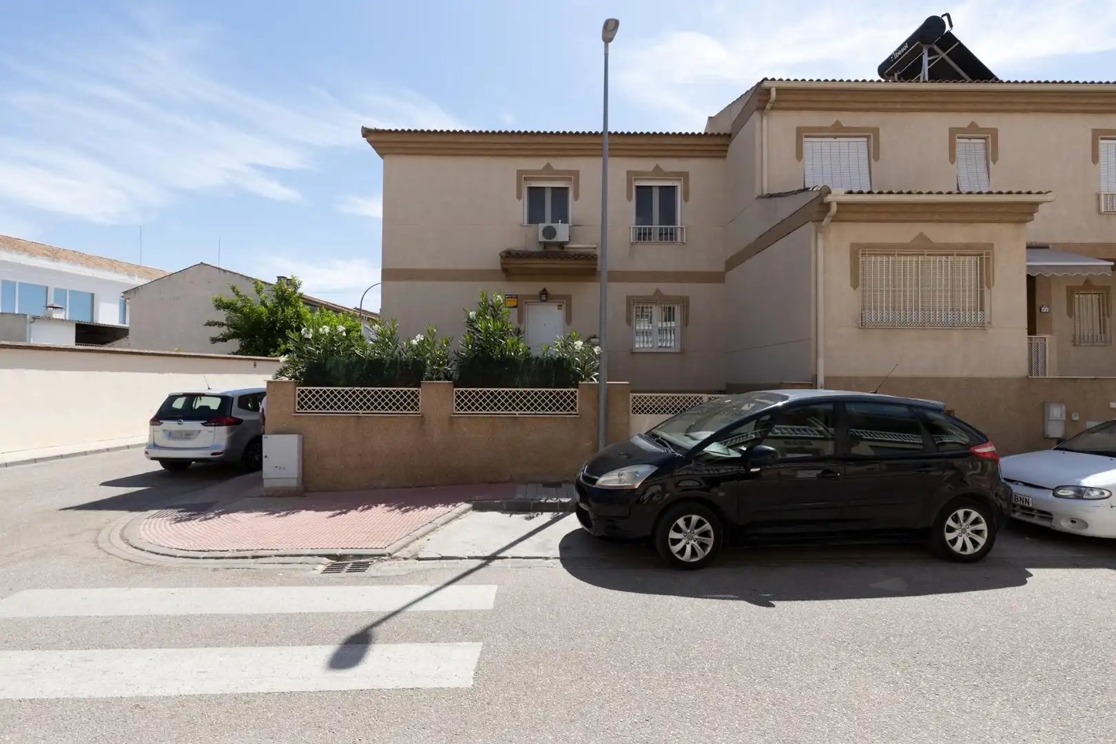 Vista exterior de Casa adosada en venda en Santa Fe amb Calefacció i Piscina comunitària
