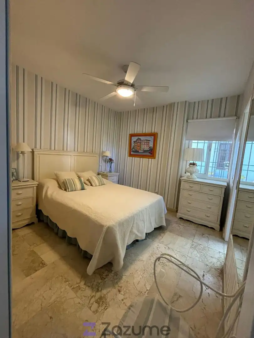 Habitación de Piso de alquiler en Estepona con Aire acondicionado, Jardín privado y Piscina
