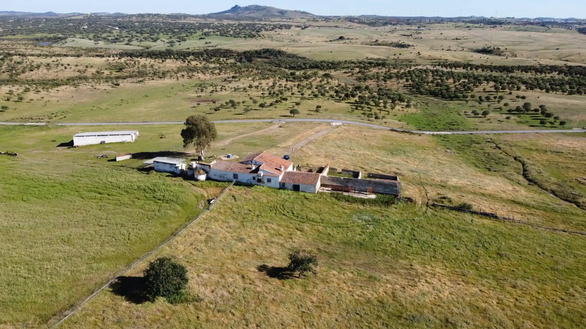 Vista exterior de Finca rústica en venda en Puebla de Guzmán amb Jardí privat i Moblat