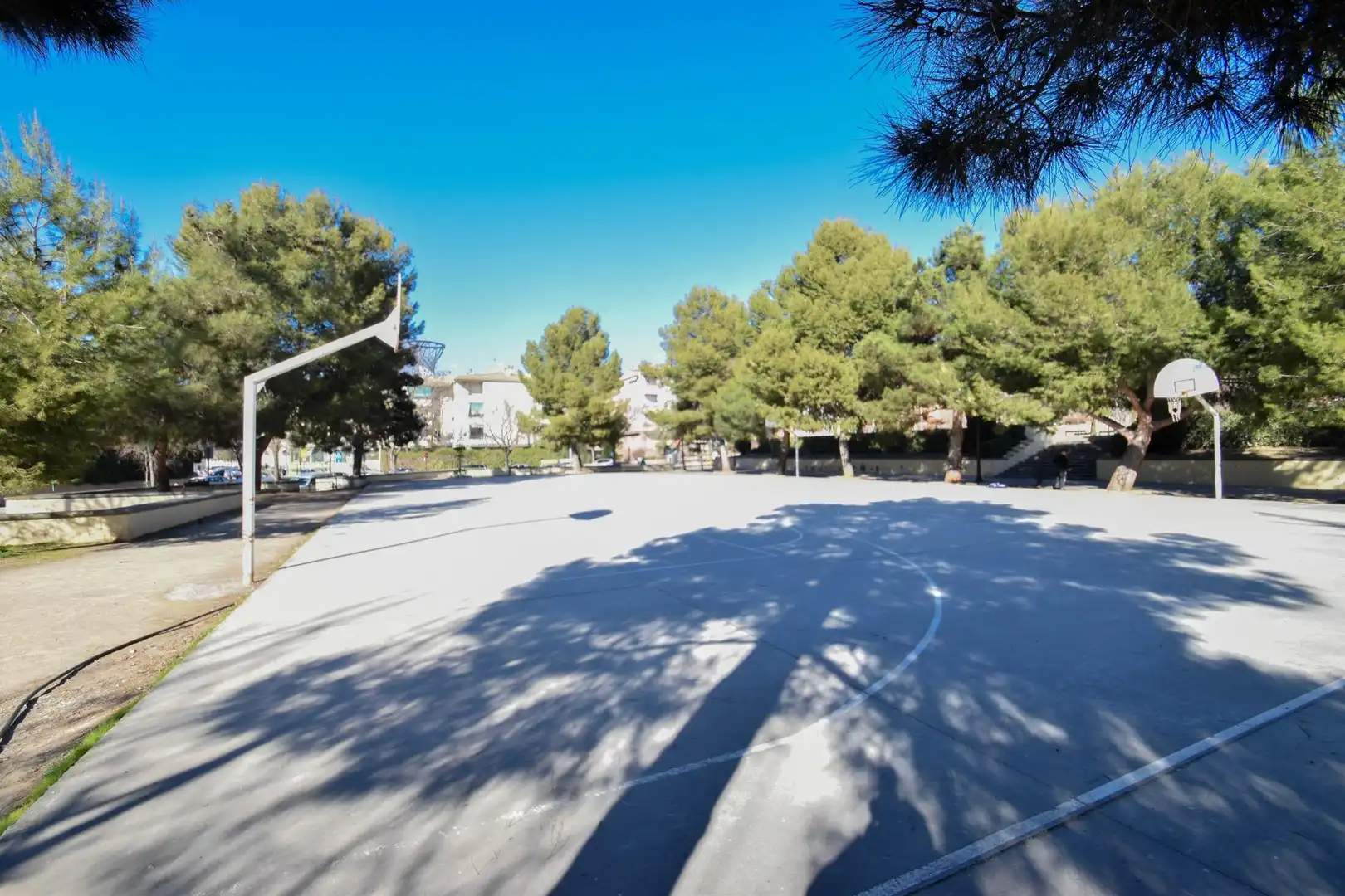 Außenansicht von Garage zum Verkauf in Granada