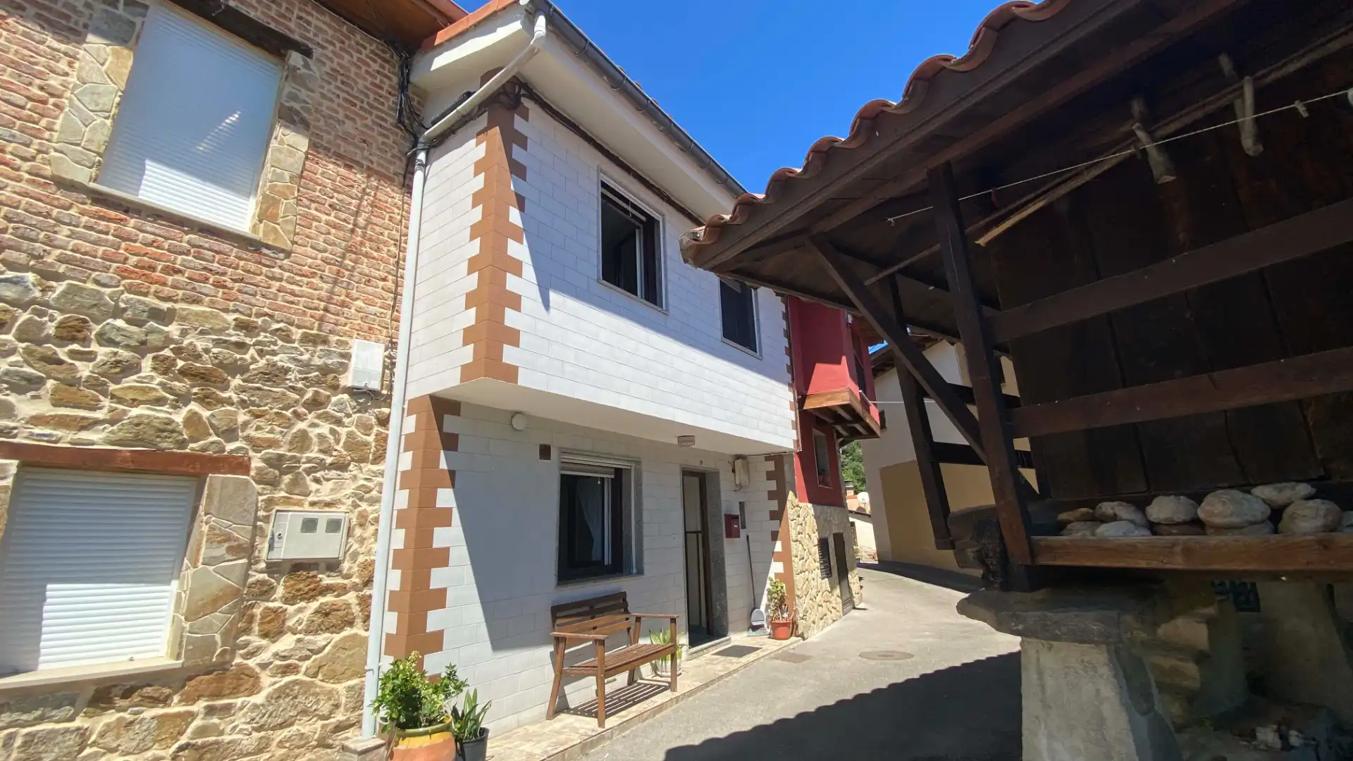 Vista exterior de Casa o chalet en venta en San Martín del Rey Aurelio con Calefacción, Jardín privado y Trastero
