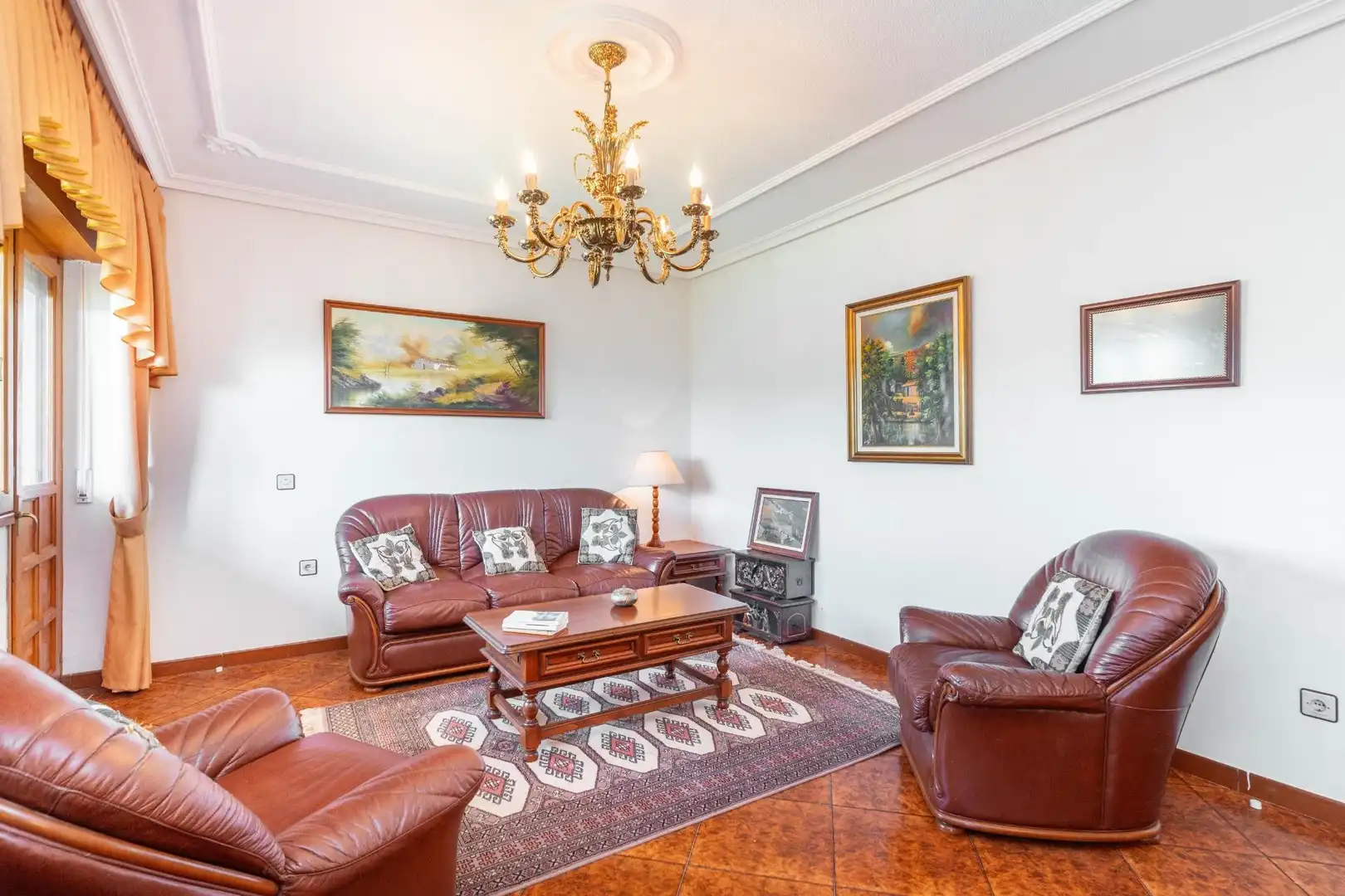 Sala d'estar de Casa o xalet en venda en Cangas del Narcea amb Calefacció, Terrassa i Moblat