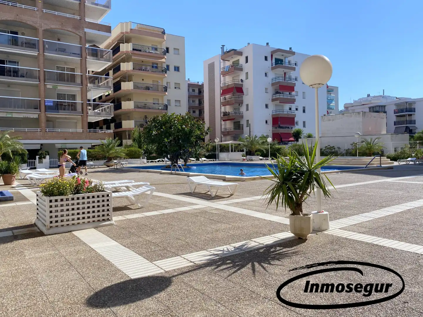 Schwimmbecken von Wohnungen zum Verkauf in Salou mit Klimaanlage, Heizung und Terrasse