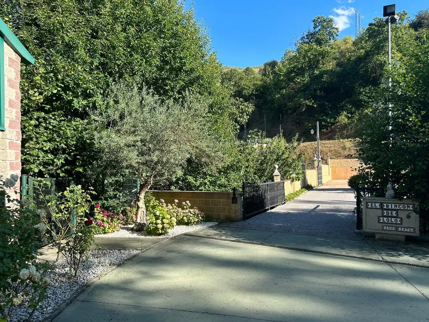 Vista exterior de Casa o xalet en venda en Ponferrada amb Jardí privat i Moblat