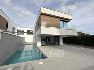 Detached house with pool for sale in Requesens