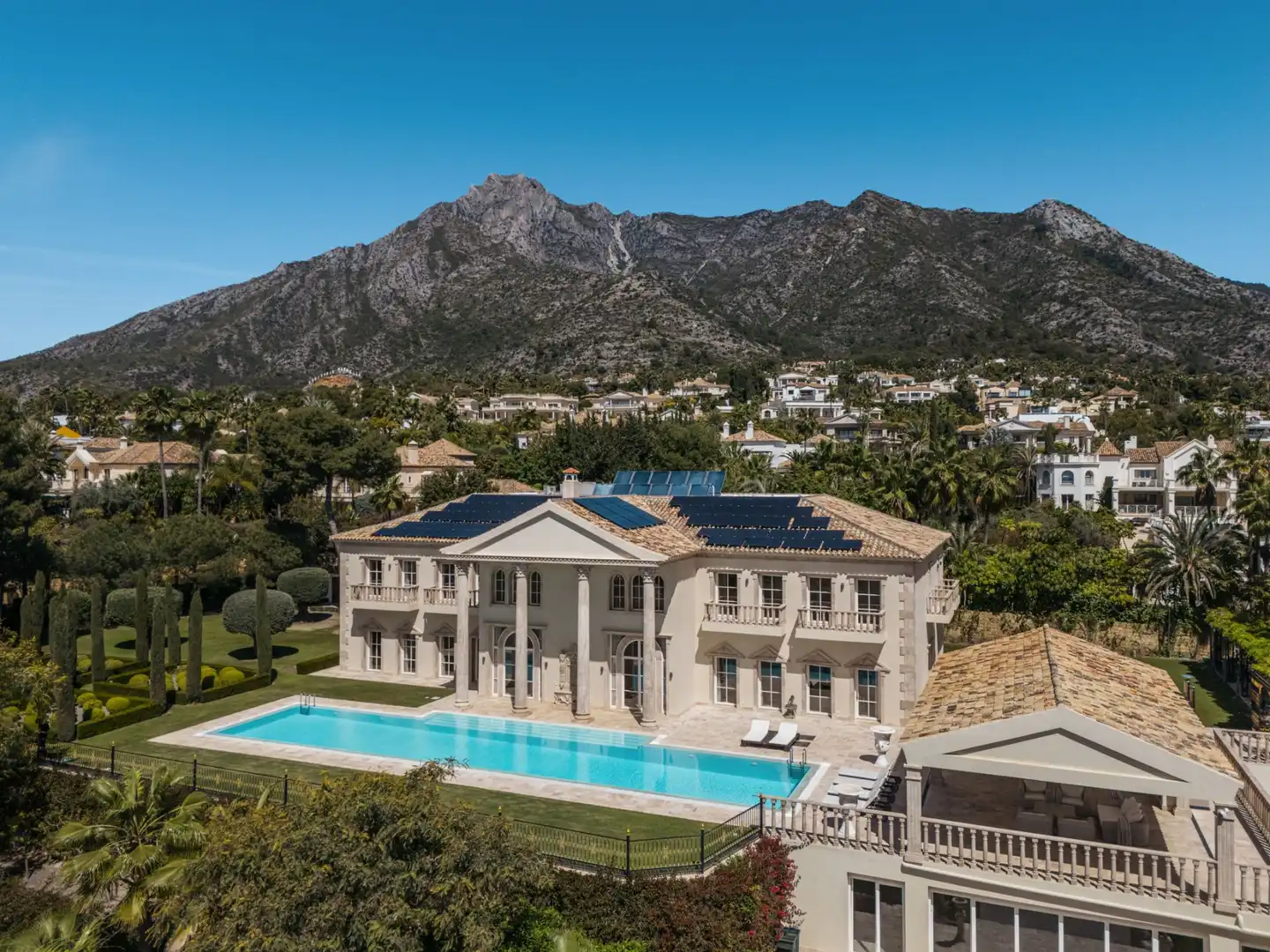 Vista exterior de Casa o chalet en venta en Marbella con Aire acondicionado, Calefacción y Jardín privado