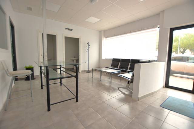 Local comercial en Venta en Avenida Dos Hermanas, 27 en Oromana