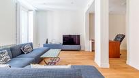 Sala d'estar de Apartament en venda en  Madrid Capital amb Aire condicionat i Terrassa