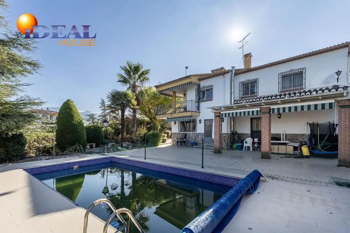 Detached house with pool for sale in Gójar