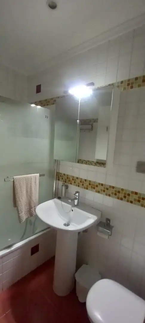 Baño de Apartamento en venta en Gijón  con Calefacción, Amueblado y Horno