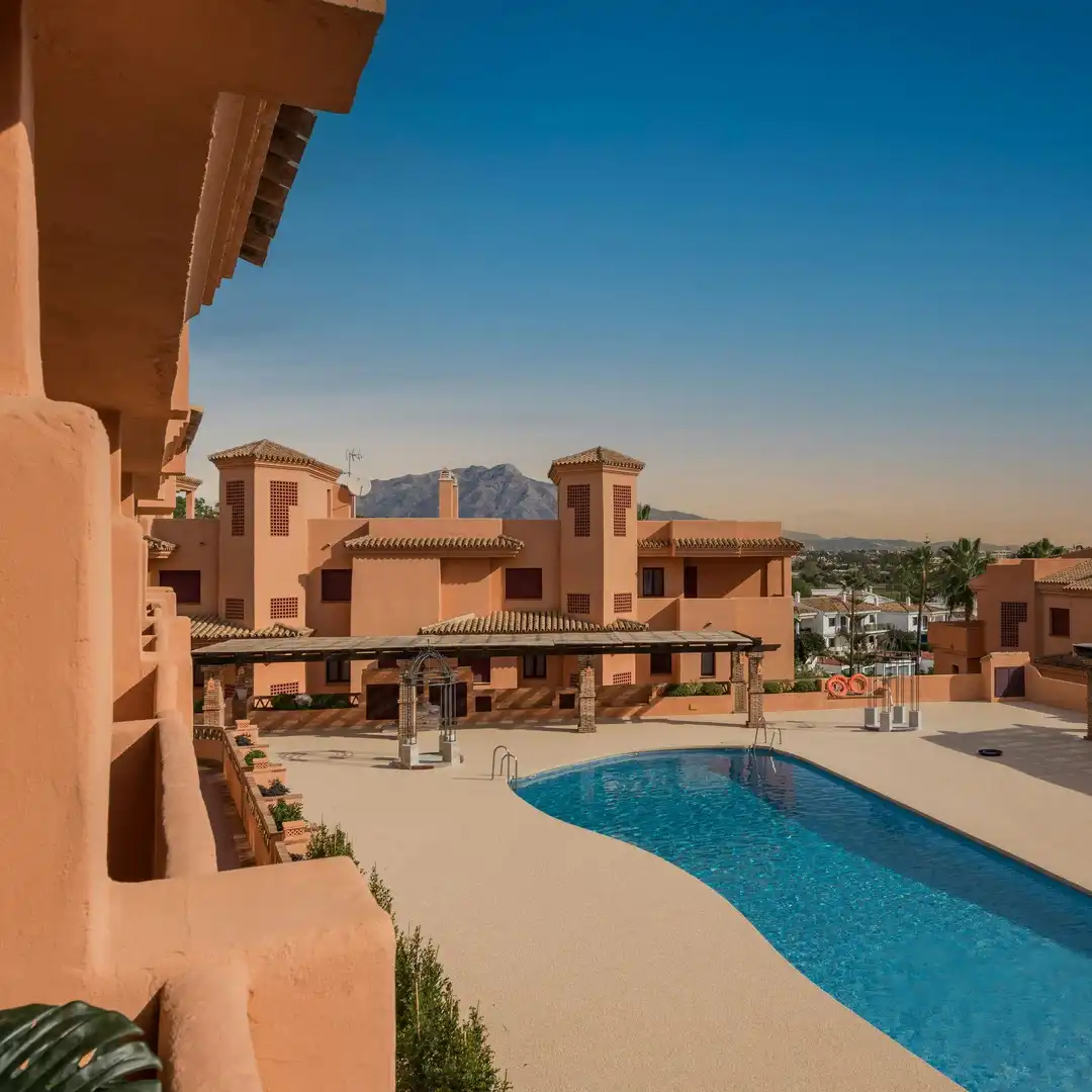 Vista exterior de Apartament en venda en Benahavís amb Piscina comunitària