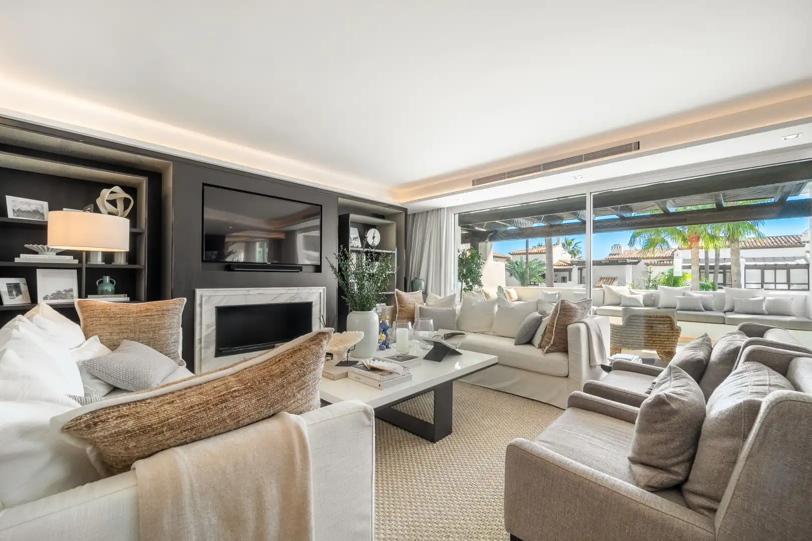 Sala de estar de Ático en venta en Marbella con Aire acondicionado, Terraza y Trastero