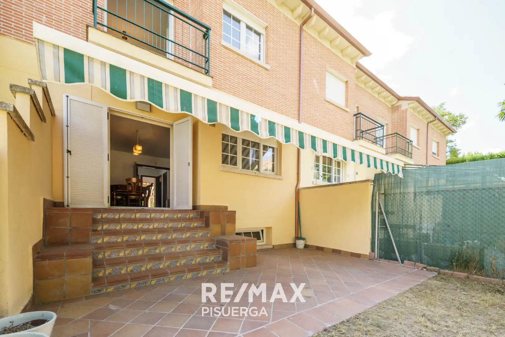 Vista exterior de Casa o xalet en venda en Fuensaldaña amb Jardí privat i Traster