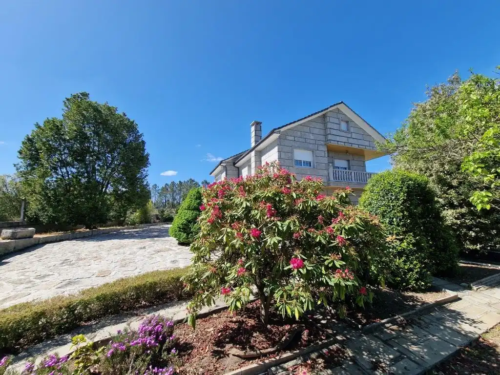 Vista exterior de Casa o chalet en venta en Ourense Capital  con Calefacción, Jardín privado y Parquet