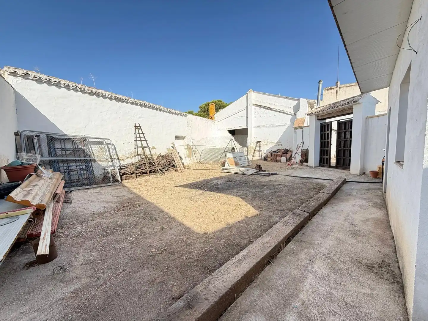 Vista exterior de Finca rústica en venda en Alameda amb Jardí privat, Piscina i Moblat