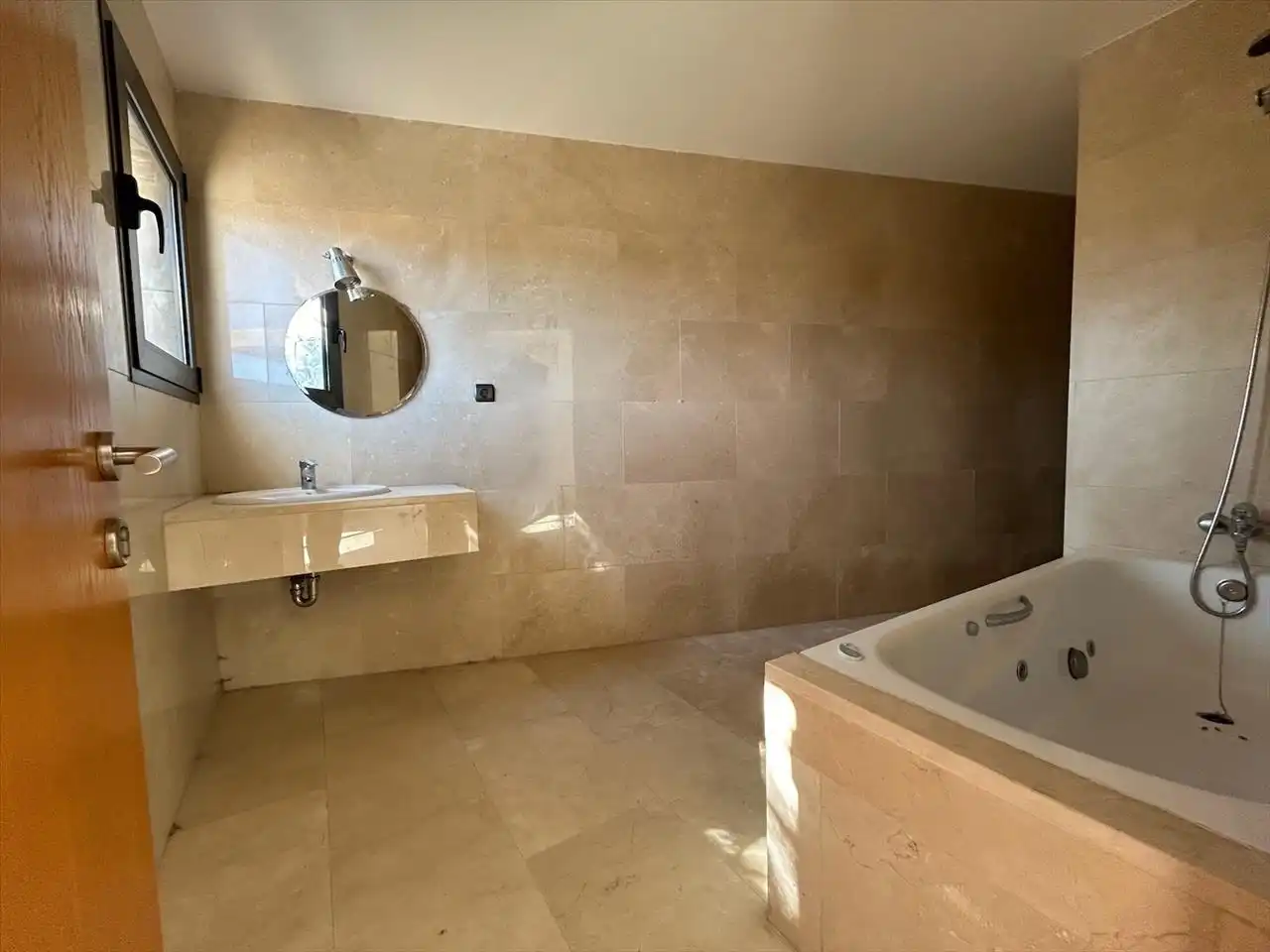 Bany de Casa o xalet en venda en San Bartolomé de Tirajana amb Aire condicionat, Jardí privat i Parquet