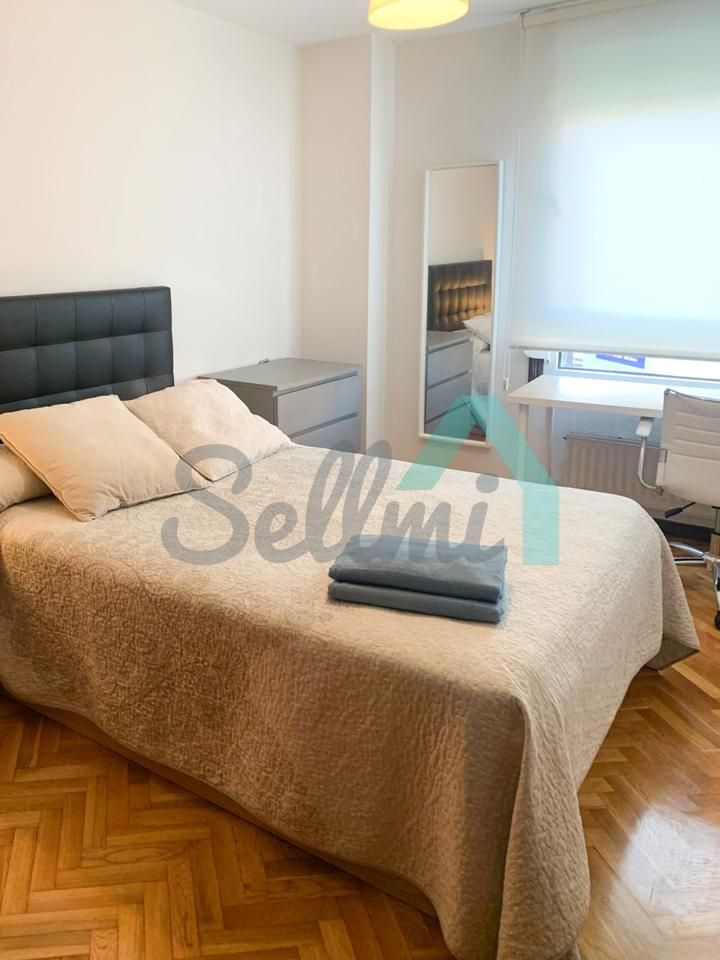 Bedroom of Flat to share in Oviedo   with Heating, Parquet flooring and Furnished