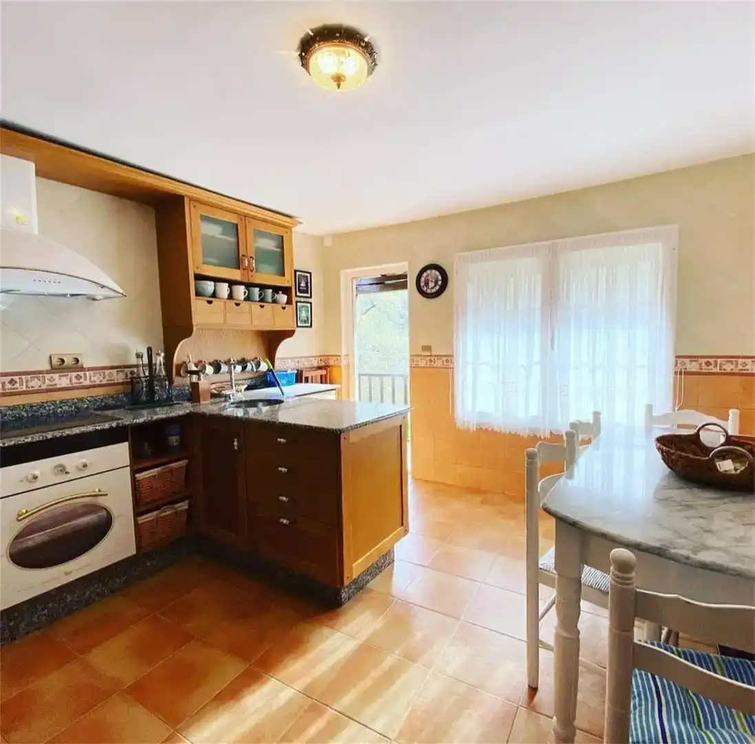 Cuina de Casa o xalet en venda en Ponferrada amb Parquet, TV i Balcó