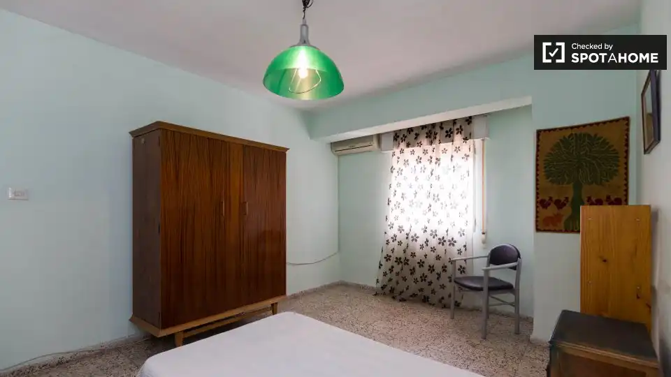 Bedroom of Flat for share in Granada  with Air Conditioner, Heating and Furnished