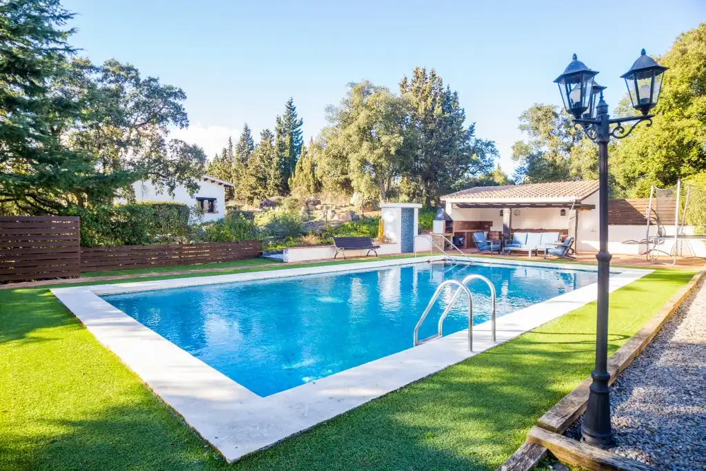 Schwimmbecken von Haus oder Chalet zum Verkauf in Castell d'Aro, Platja d'Aro i s'Agaró mit Klimaanlage, Heizung und Privatgarten