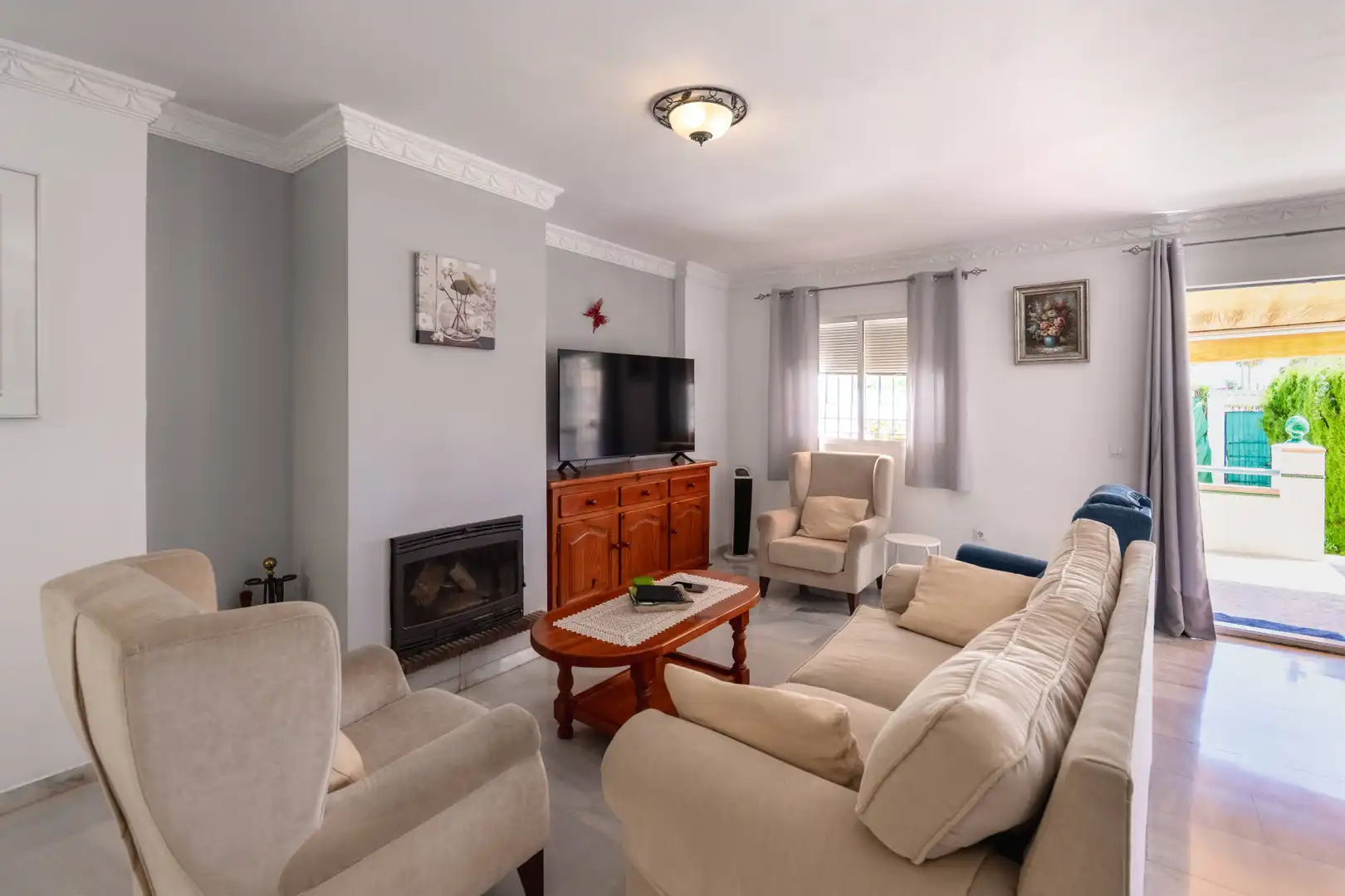 Sala d'estar de Casa adosada en venda en Marbella amb Aire condicionat, Jardí privat i Terrassa