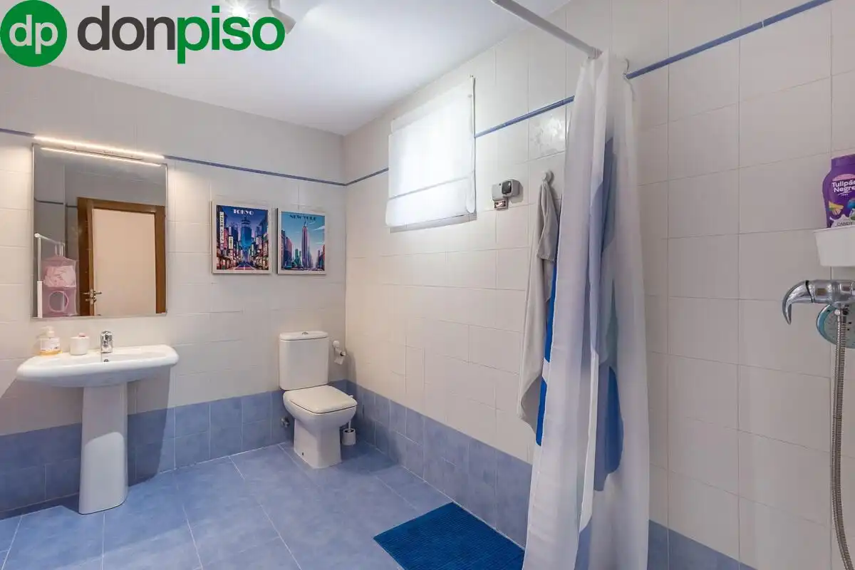 Baño de Casa adosada en venta en Churriana de la Vega con Aire acondicionado, Jardín privado y Terraza