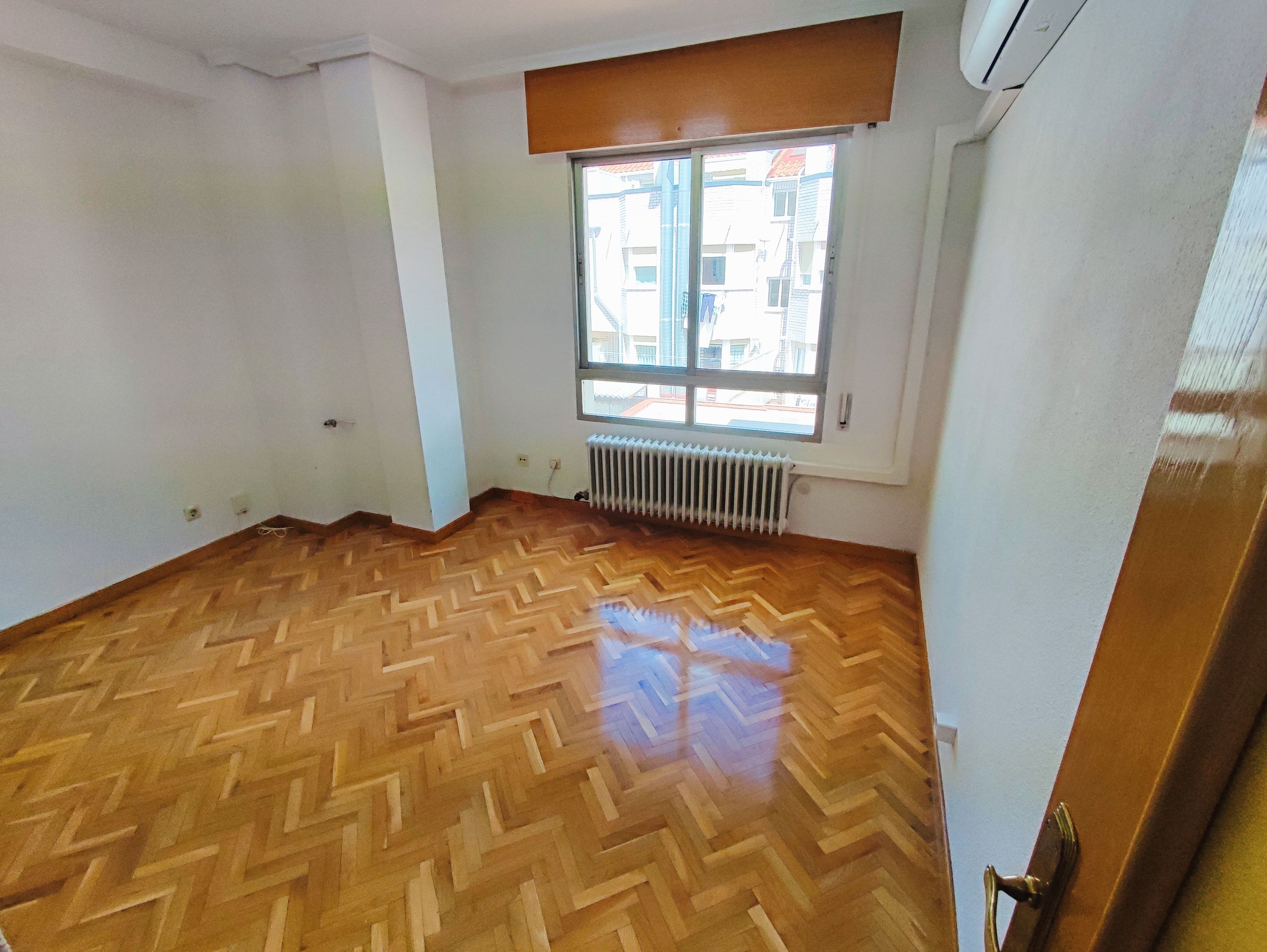 Bedroom of Office to rent in Palencia Capital  with Air Conditioner and Heating