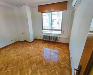 Schlafzimmer von Büro miete in Palencia Capital mit Klimaanlage und Heizung