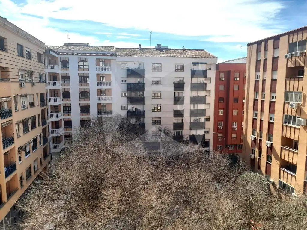 Oficina de lloguer a Avenida Juan Pereda Pila, Maria Auxiliadora - Barriada de Llera