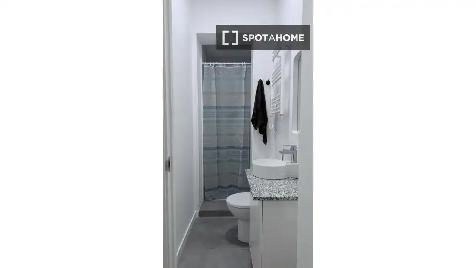 Bathroom of Flat for rent in Madrid  with Air Conditioner, Heating and Furnished