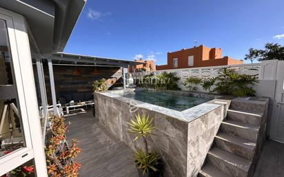 Piscina de Casa adosada en venda en La Oliva amb Aire condicionat, Jardí privat i Terrassa