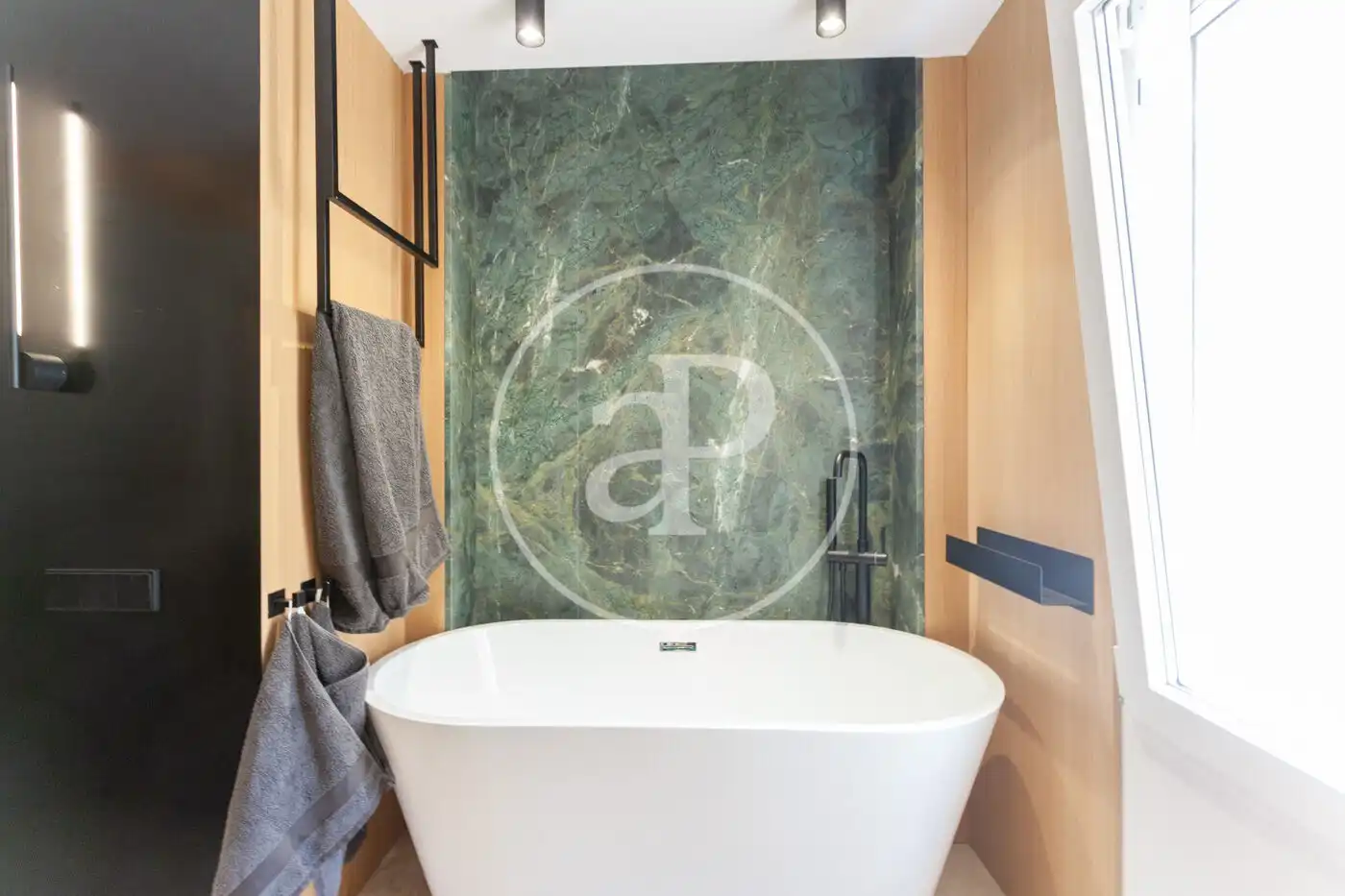 Bathroom of Flat for sale in Madrid  with Air Conditioner, Heating and Terrace