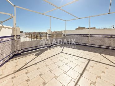 Casa con balcón en venta en Calle Chirinos s/n