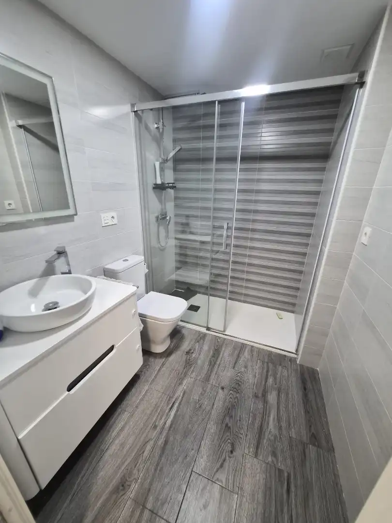 Bathroom of Flat for rent in Valencia  with Air Conditioner, Heating and Parquet flooring
