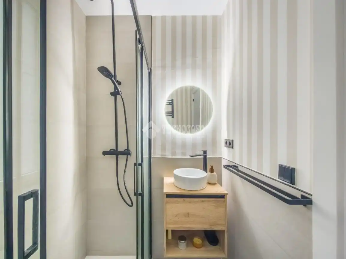 Bathroom of Flat for sale in Madrid  with Air Conditioner and Heating