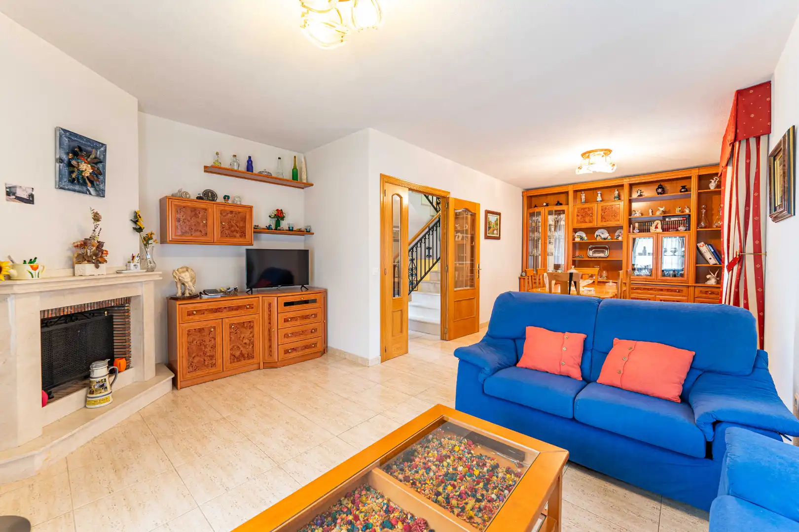 Sala d'estar de Casa adosada en venda en Arroyomolinos (Madrid) amb Calefacció, Jardí privat i Moblat