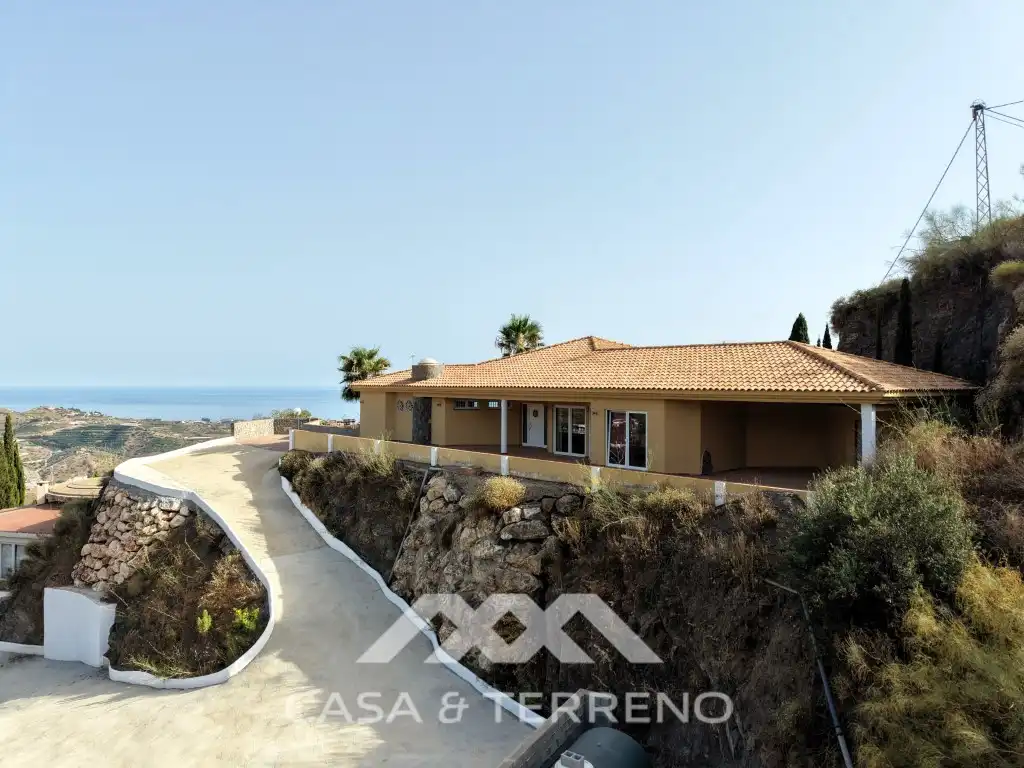 Vista exterior de Casa o xalet en venda en Algarrobo amb Jardí privat, Terrassa i Piscina