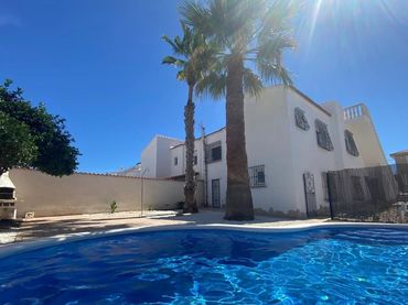 Casa aparellada amb piscina en venda a Calle C. Velazquez 39A