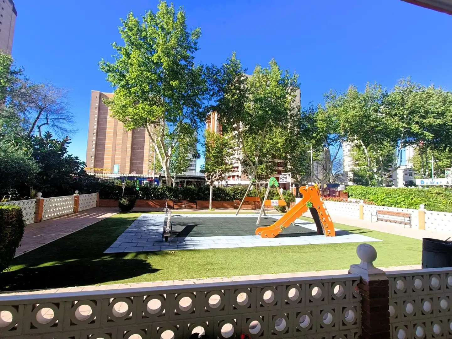 Vista exterior de Planta baixa en venda en Benidorm amb Aire condicionat, Moblat i Piscina comunitària