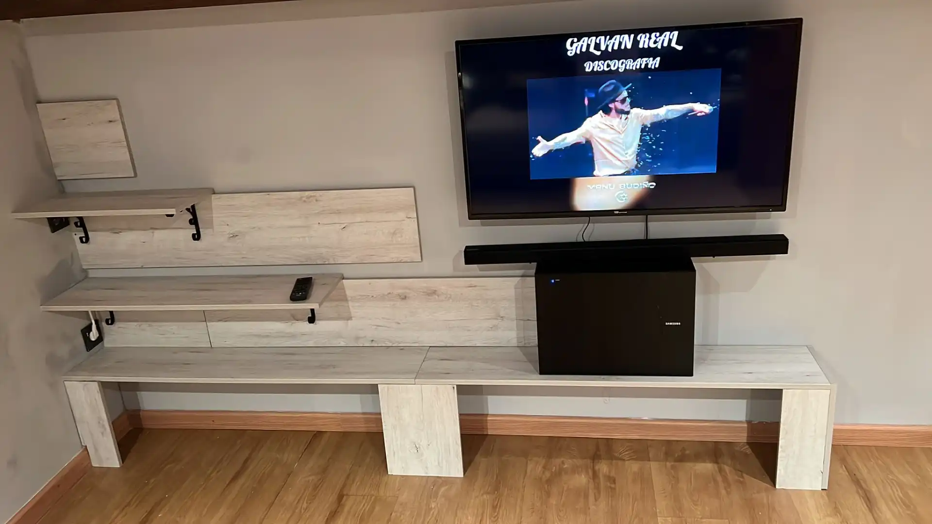 Sala d'estar de Casa o xalet en venda en Cee amb Calefacció, Parquet i Moblat