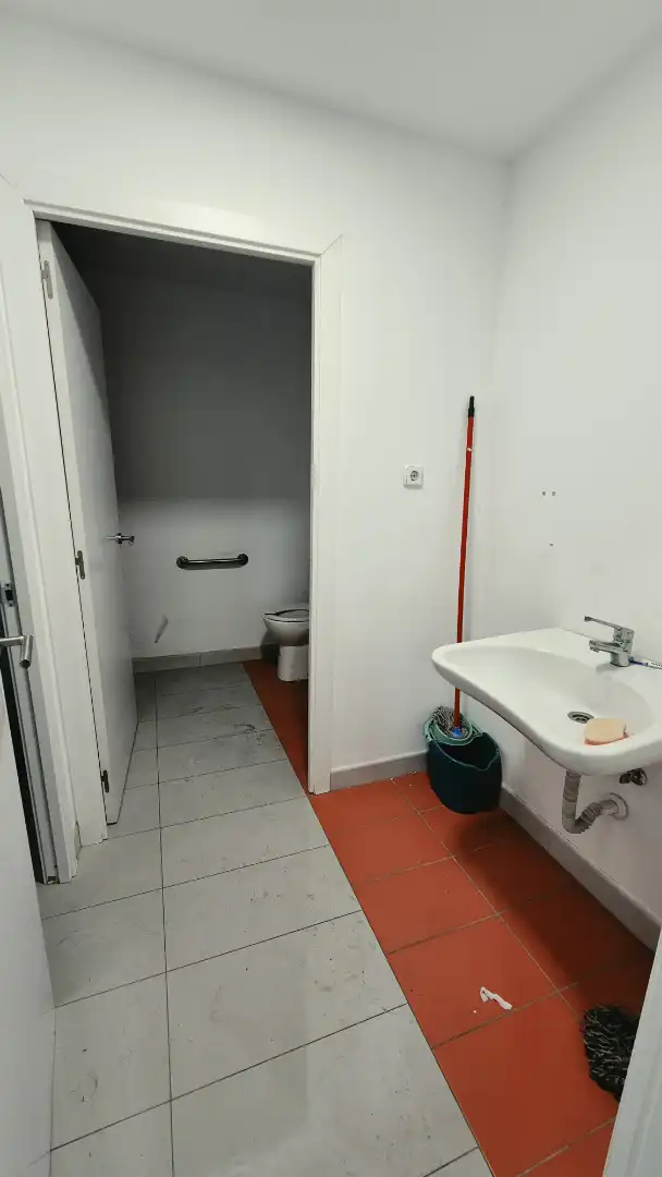 Baño de Local de alquiler en Carabanchel