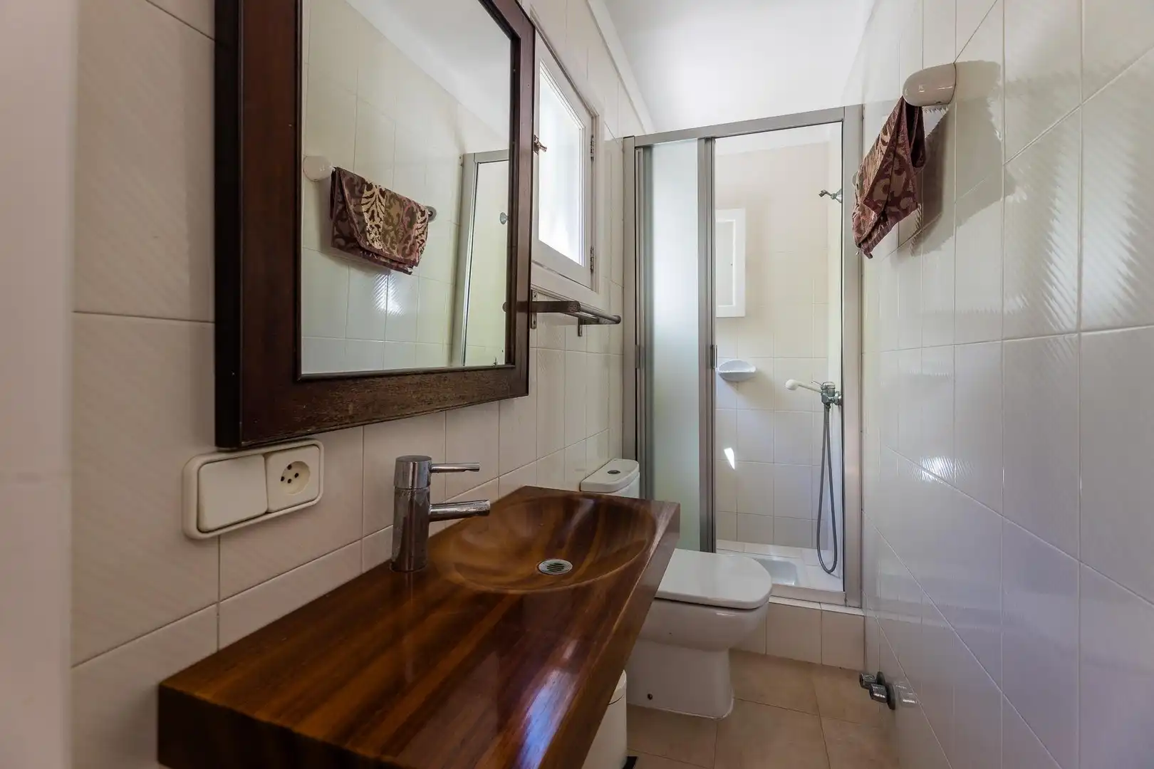 Badezimmer von Einfamilien-Reihenhaus zum Verkauf in Ses Salines mit Klimaanlage, Heizung und Terrasse