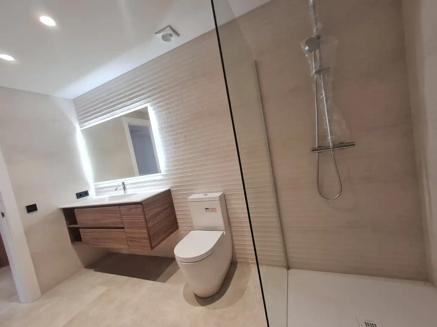 Badezimmer von Einfamilien-Reihenhaus zum Verkauf in Casserres mit Klimaanlage, Heizung und Privatgarten