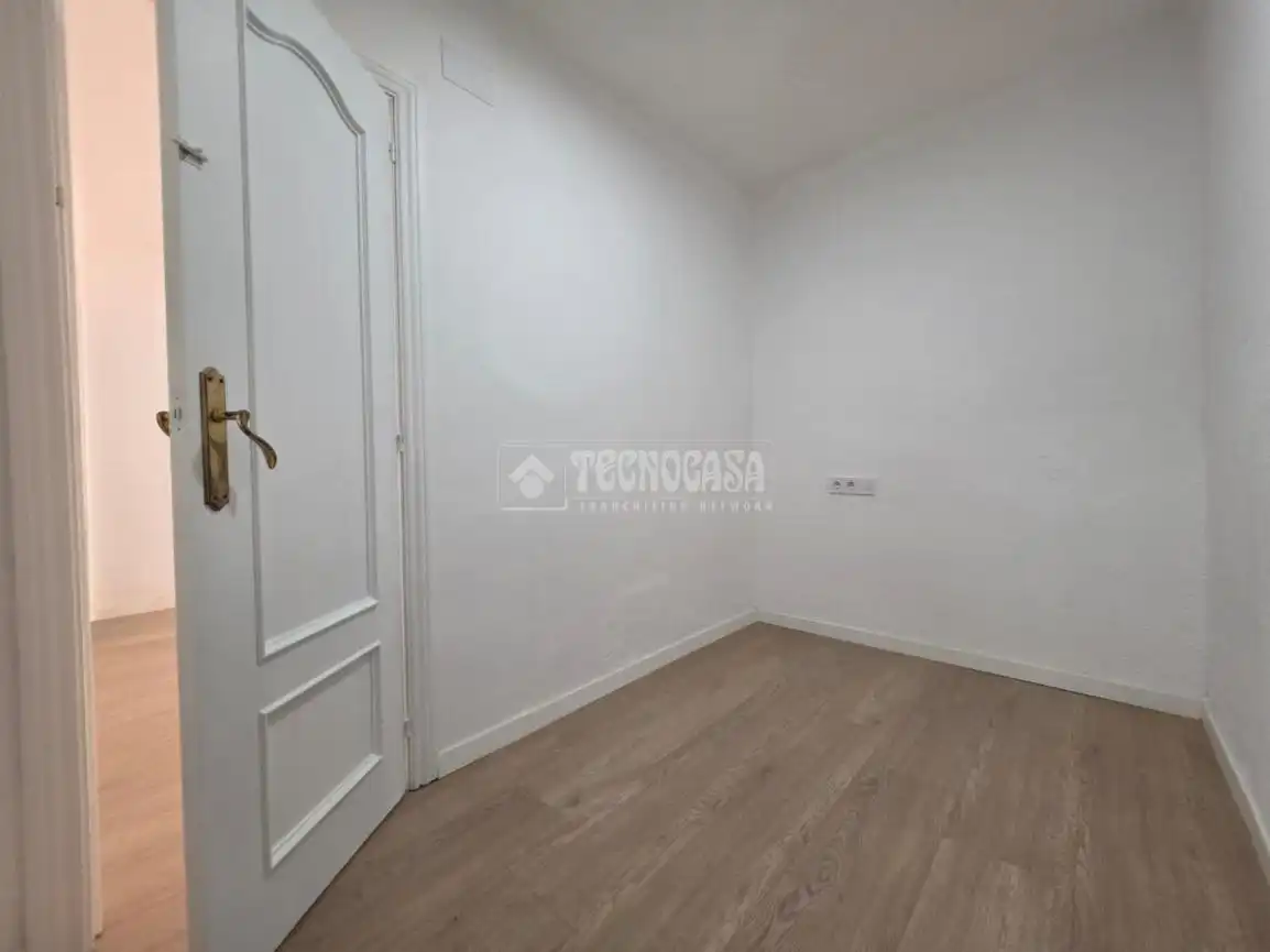 Dormitori de Pis en venda en Santa Coloma de Gramenet amb Parquet i Terrassa