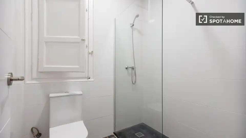 Baño de Piso para compartir en Valencia con Aire acondicionado, Calefacción y Amueblado