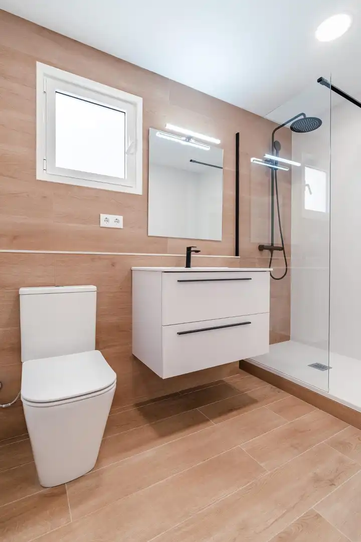 Badezimmer von Wohnung zum Verkauf in Tarragona mit Klimaanlage und Balkon